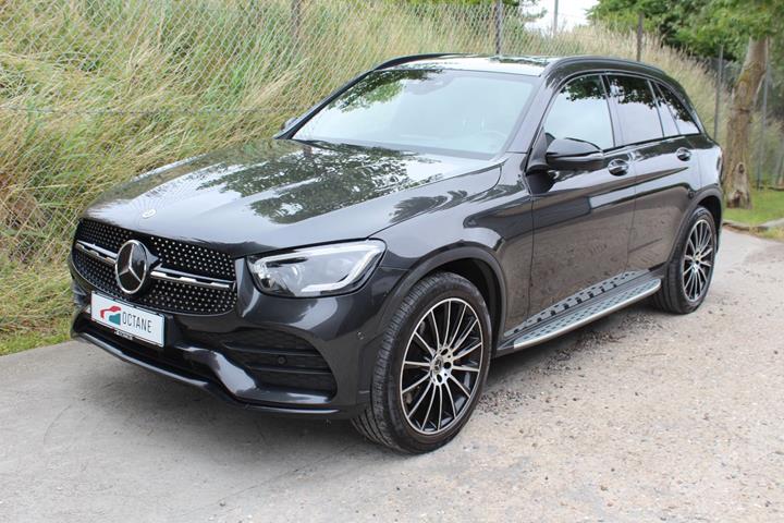 Grå Mercedes GLC300 d fra 2021