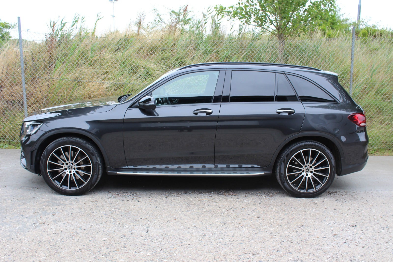 Grå Mercedes GLC300 d fra 2021