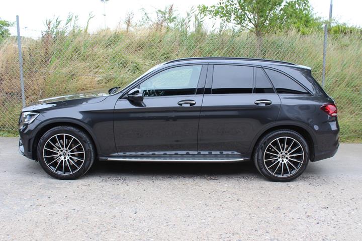 Grå Mercedes GLC300 d fra 2021