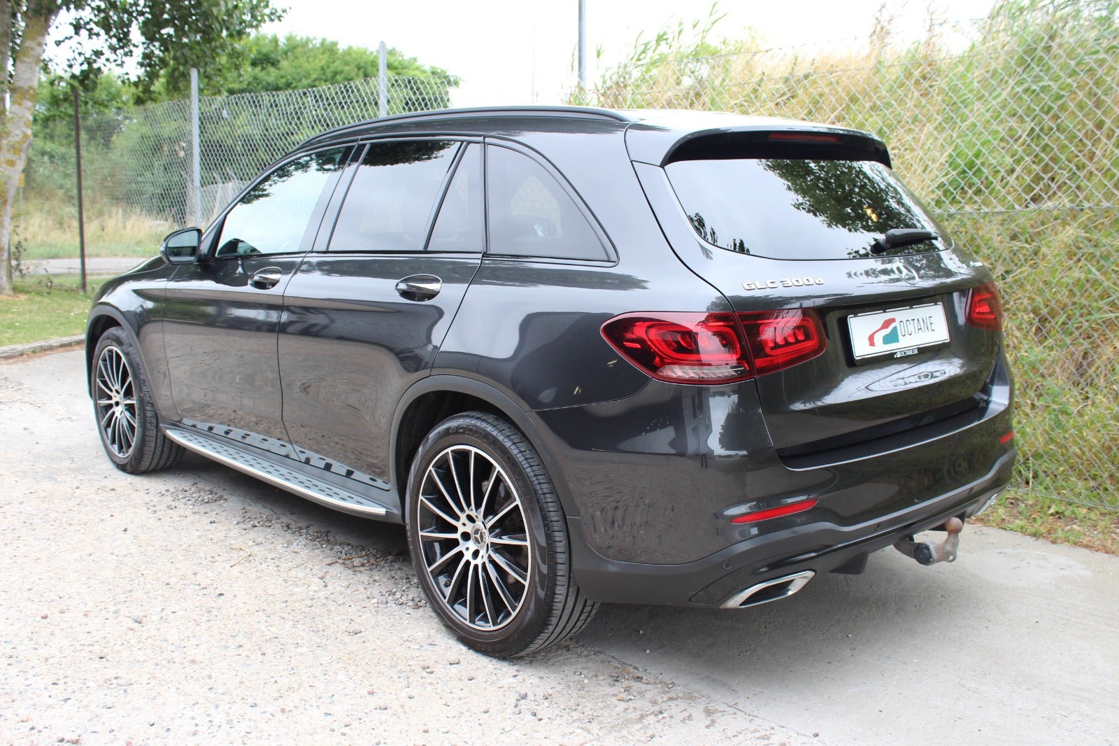 Grå Mercedes GLC300 d fra 2021