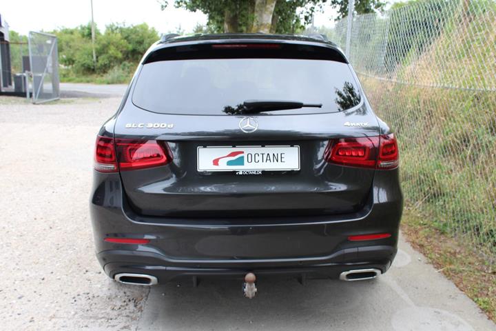 Grå Mercedes GLC300 d fra 2021