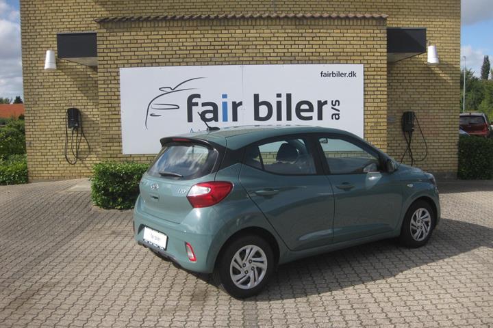 Blå Hyundai i10 fra 2023