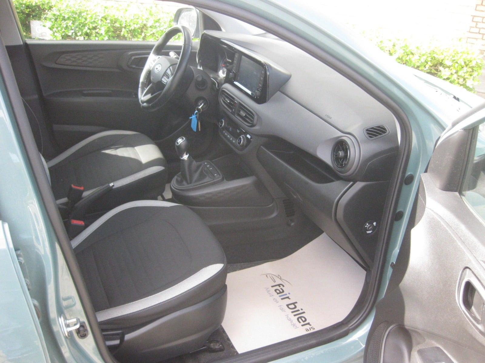 Blå Hyundai i10 fra 2023