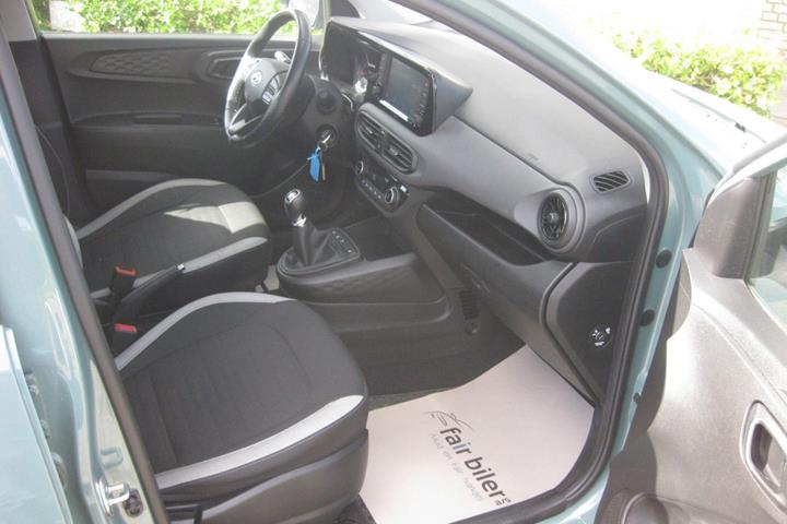 Blå Hyundai i10 fra 2023