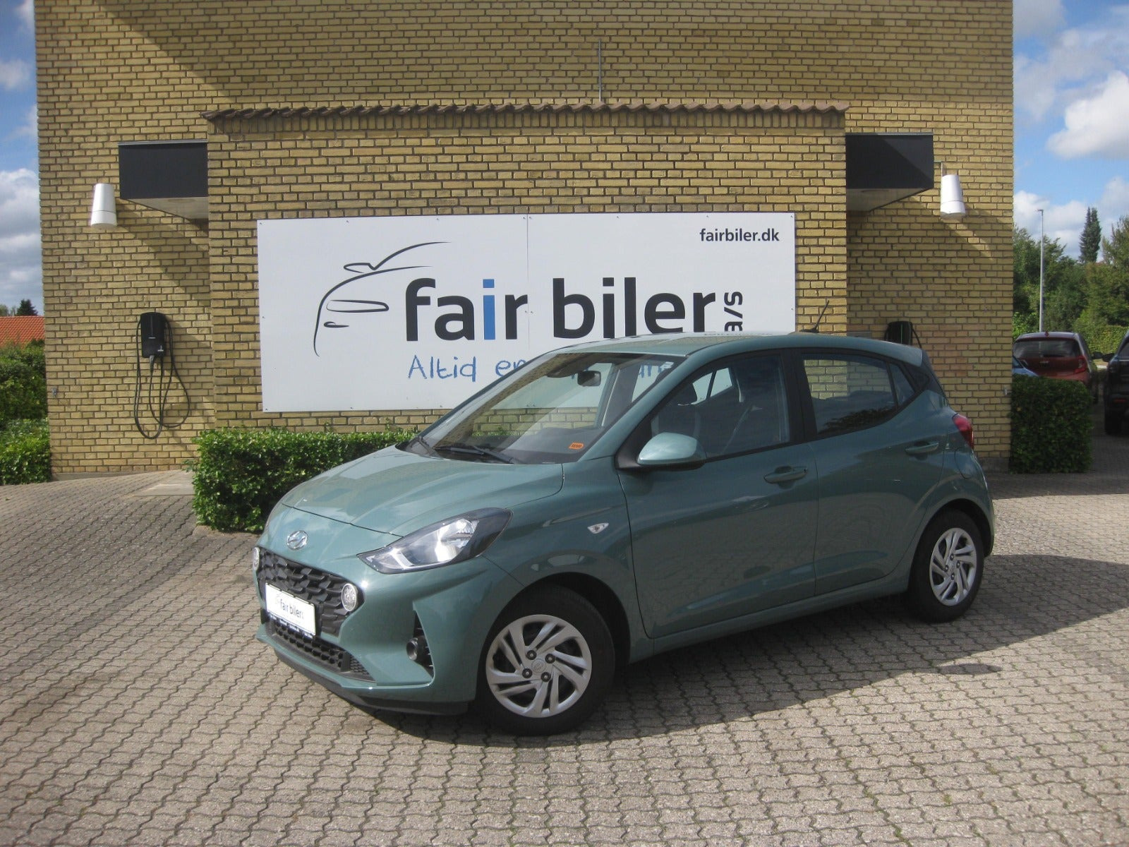 Blå Hyundai i10 fra 2023