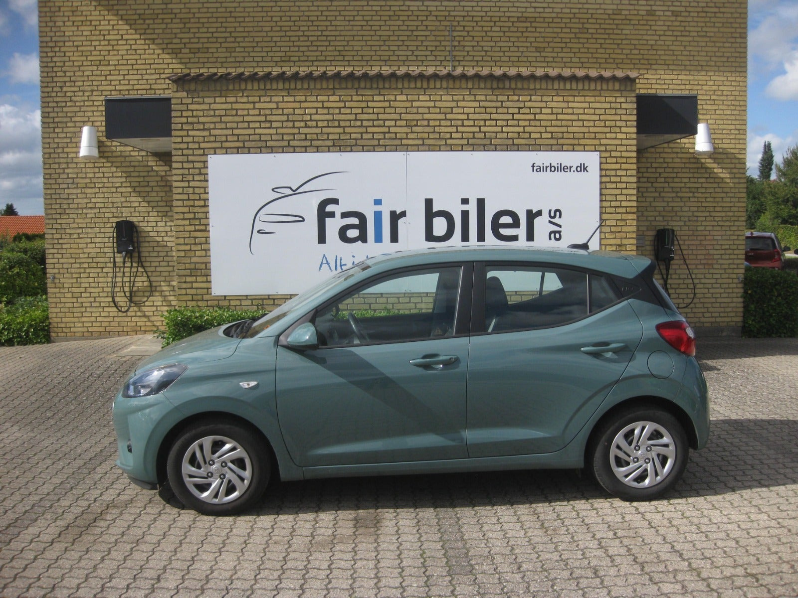 Blå Hyundai i10 fra 2023