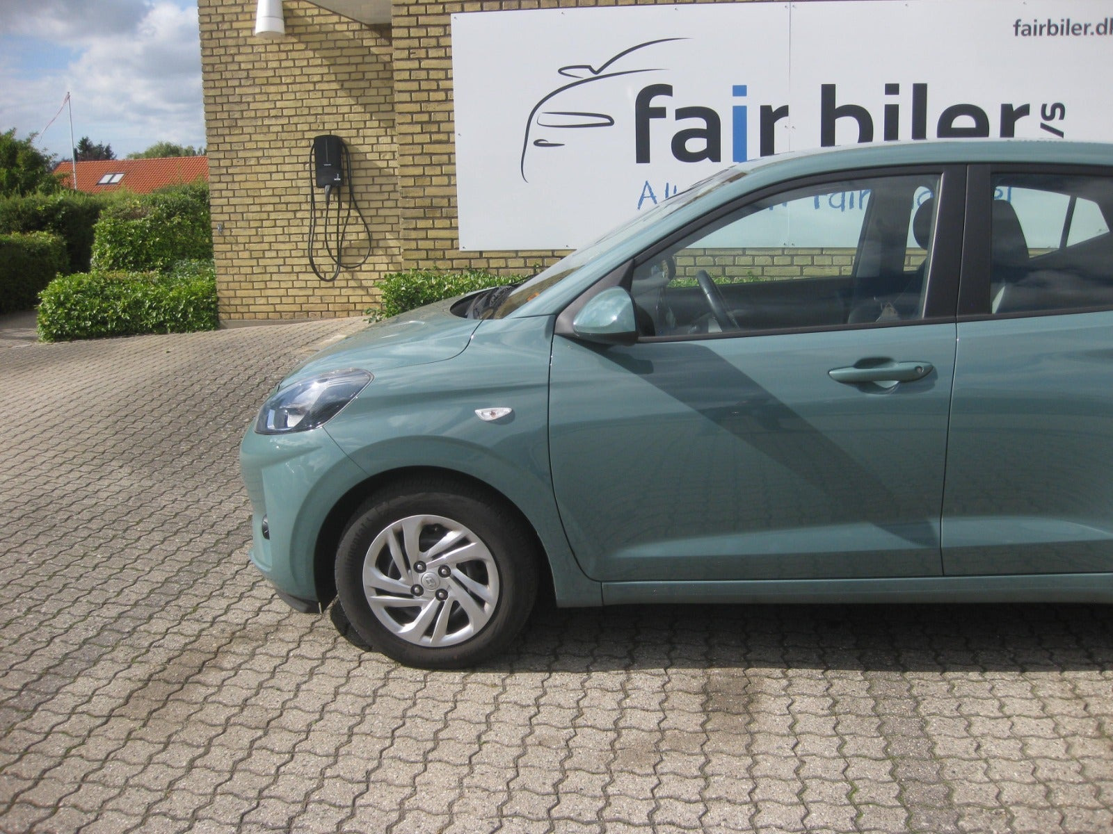 Blå Hyundai i10 fra 2023