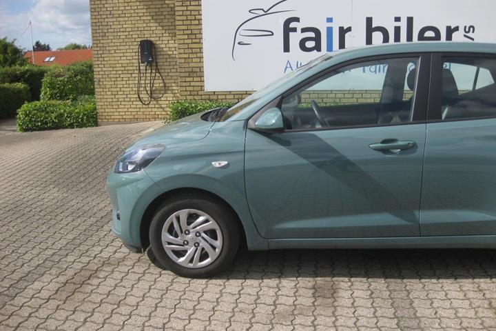 Blå Hyundai i10 fra 2023