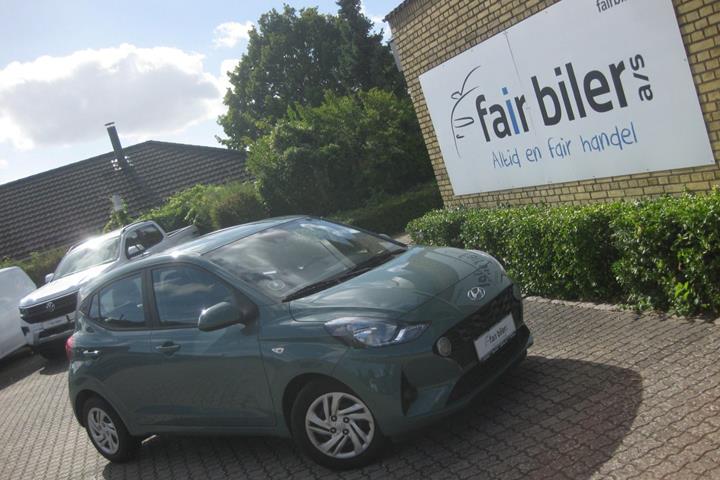 Blå Hyundai i10 fra 2023