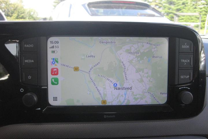 Blå Hyundai i10 fra 2023