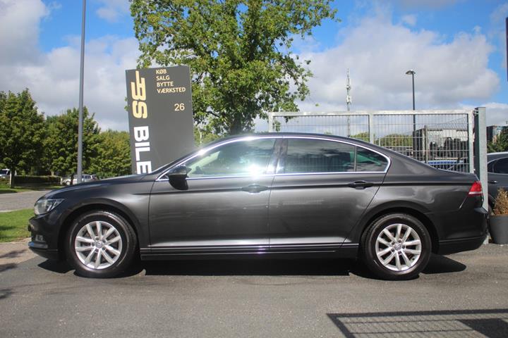 Grå VW Passat fra 2018