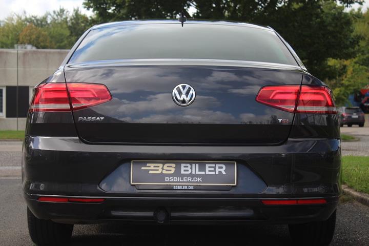 Grå VW Passat fra 2018