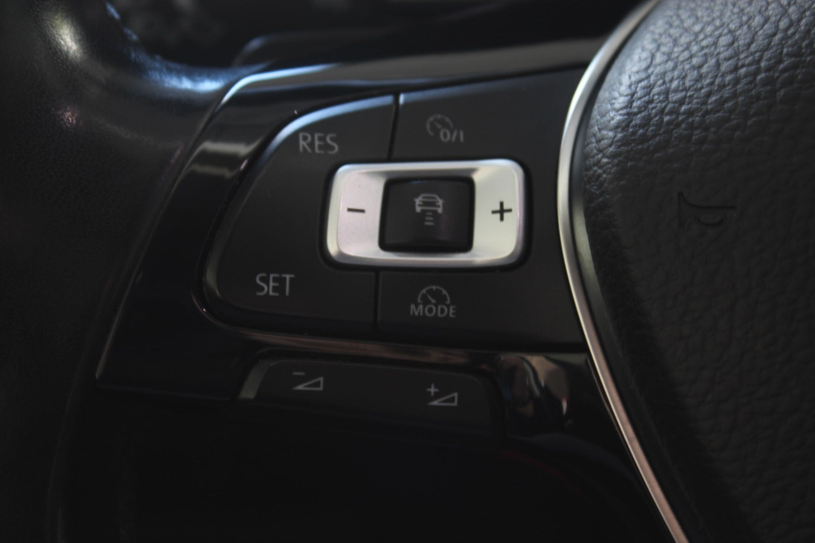 Grå VW Passat fra 2018