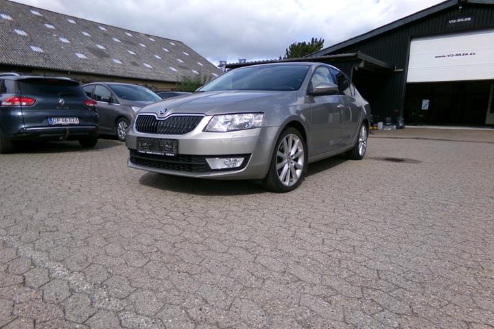 Orange Skoda Octavia fra 2016