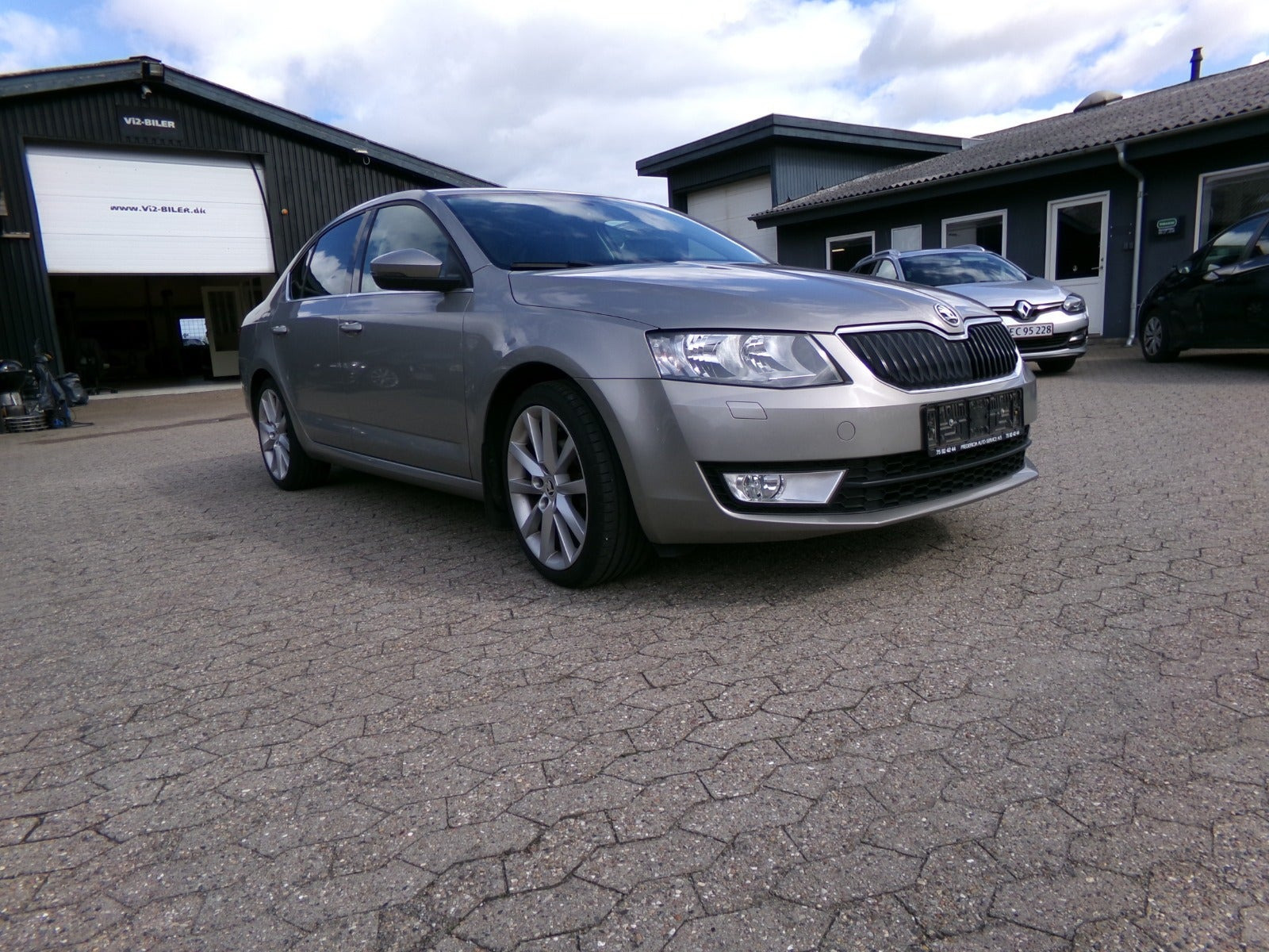 Orange Skoda Octavia fra 2016