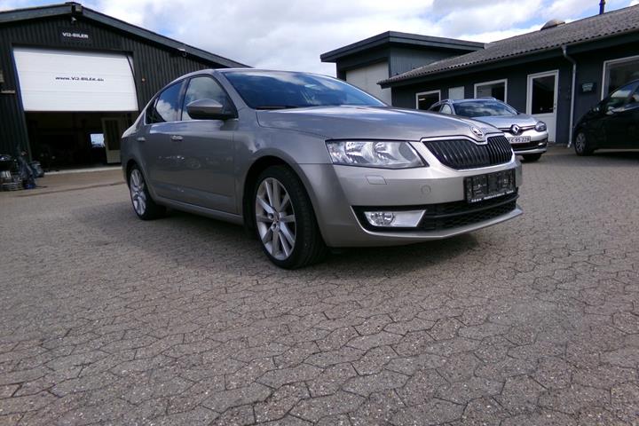 Orange Skoda Octavia fra 2016