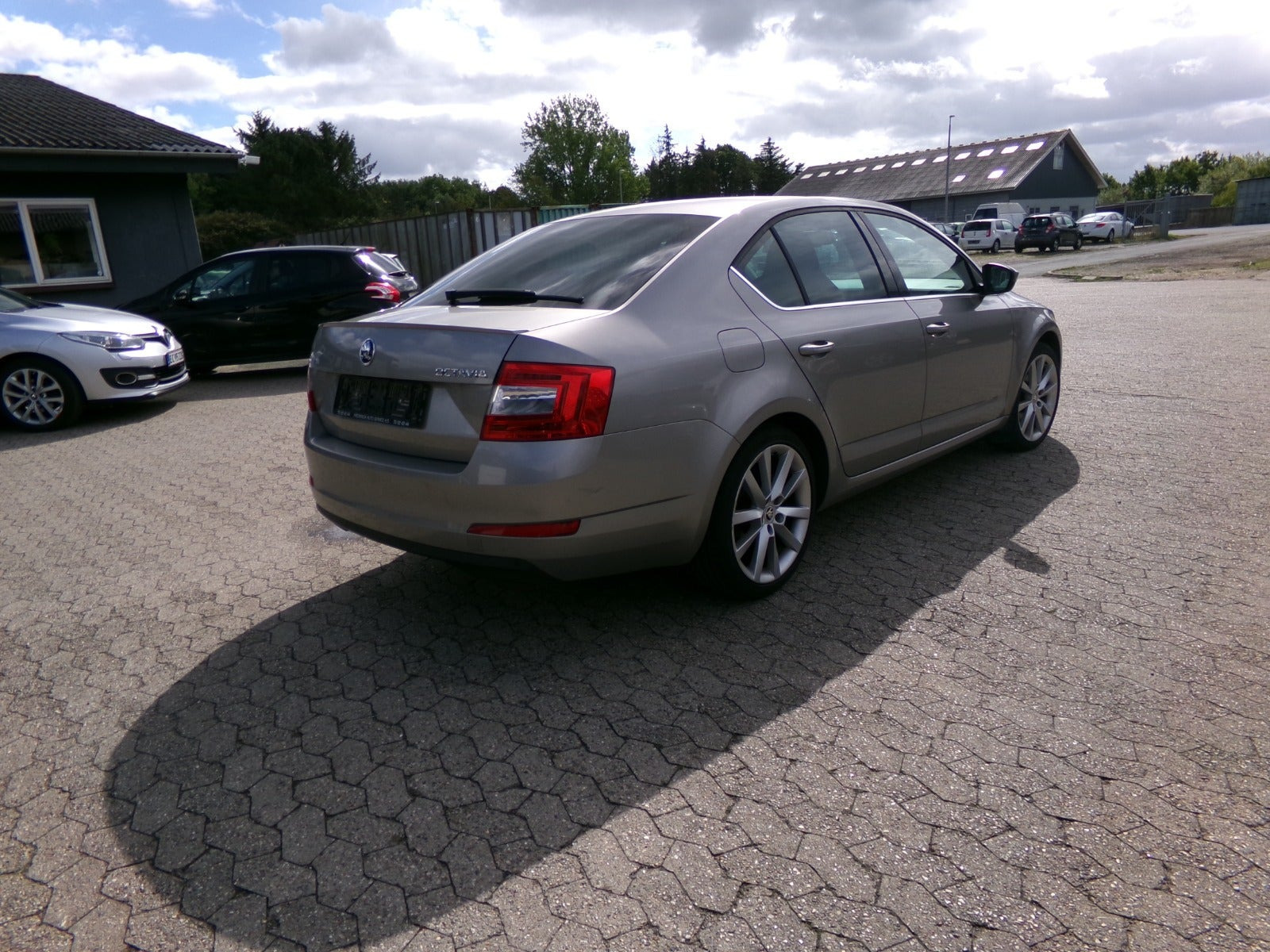 Orange Skoda Octavia fra 2016