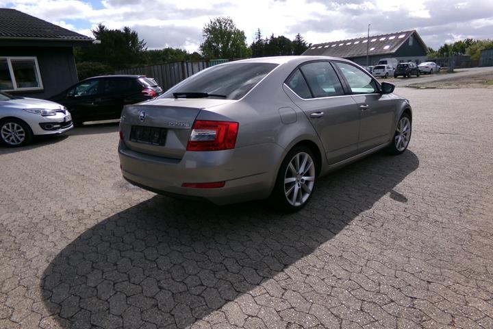 Orange Skoda Octavia fra 2016
