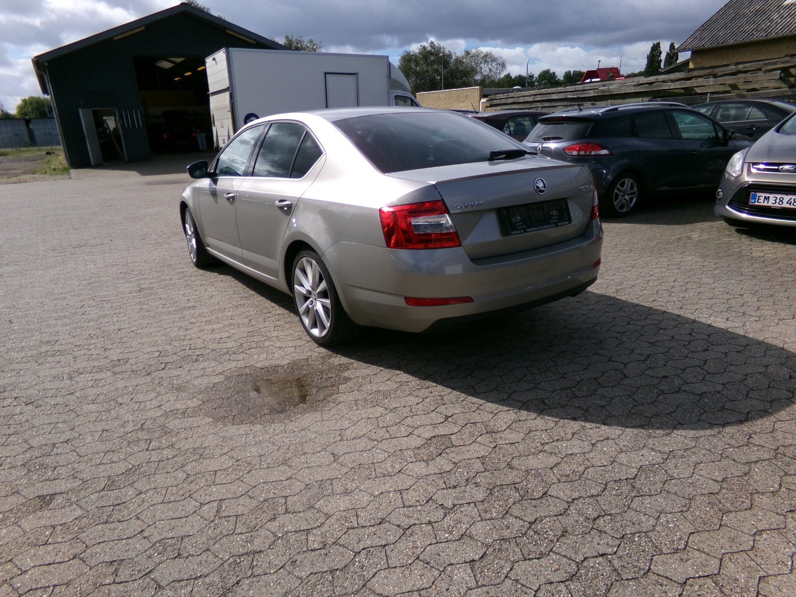 Orange Skoda Octavia fra 2016