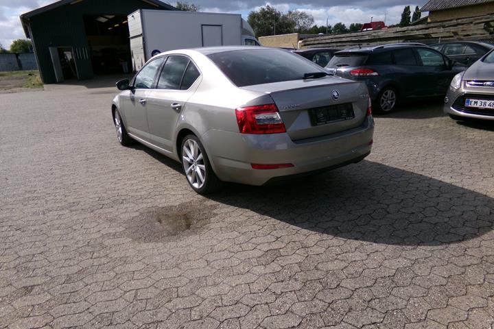 Orange Skoda Octavia fra 2016