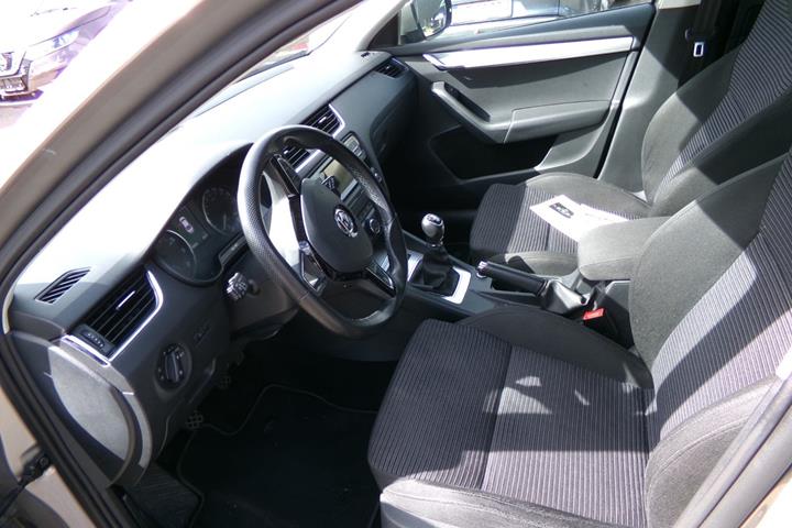 Orange Skoda Octavia fra 2016