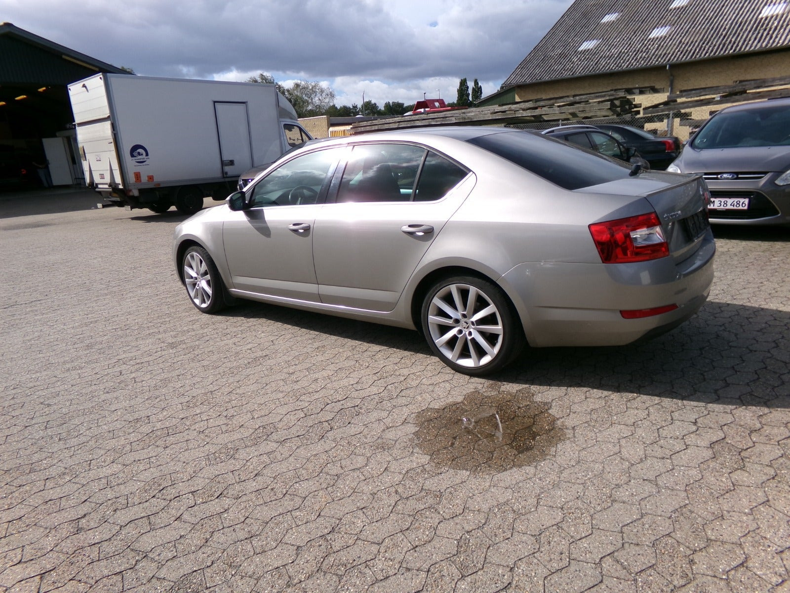 Orange Skoda Octavia fra 2016