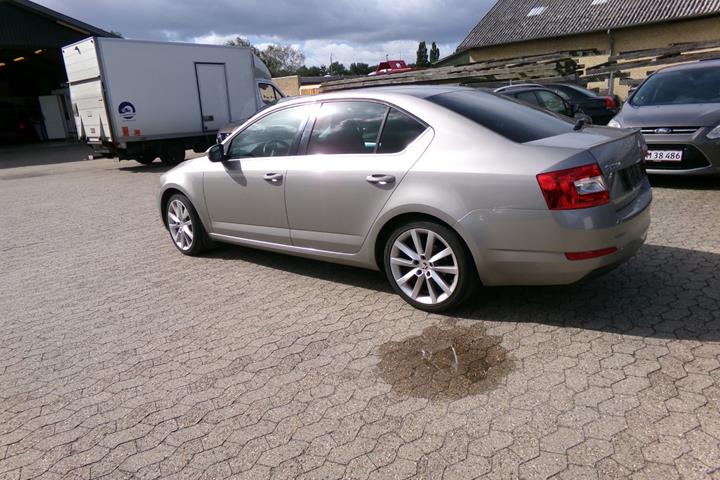 Orange Skoda Octavia fra 2016