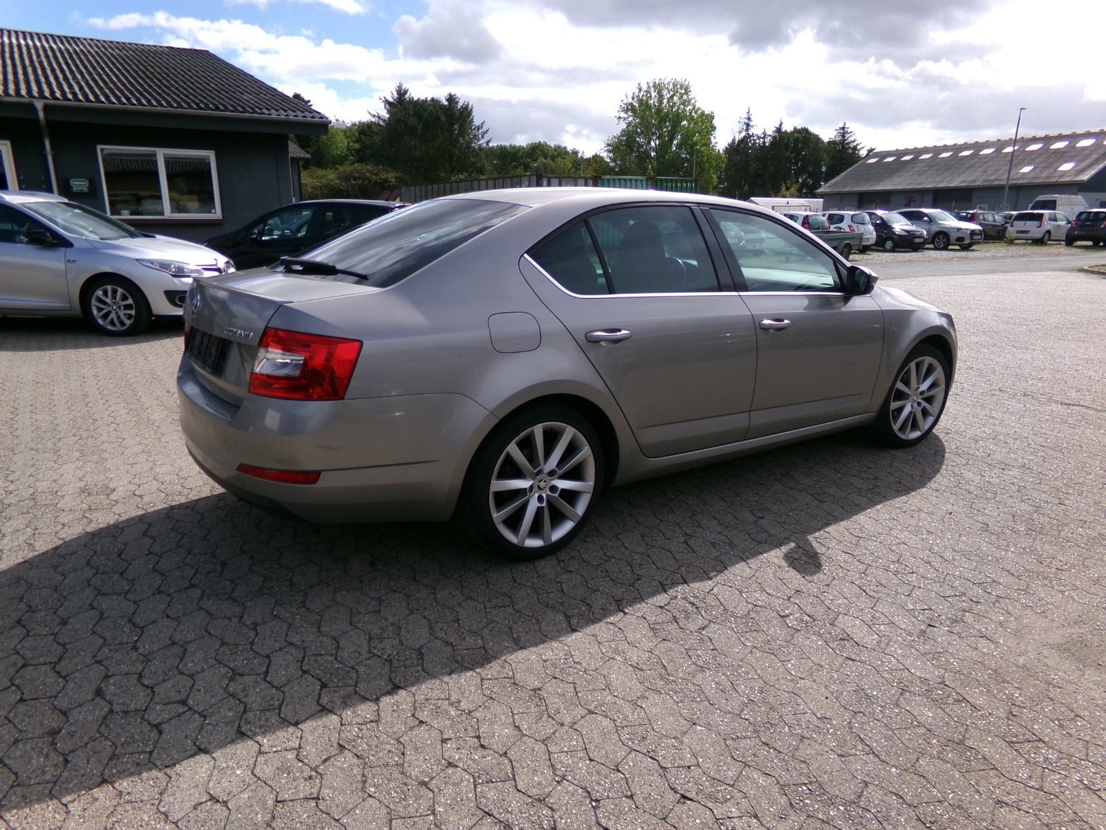 Orange Skoda Octavia fra 2016