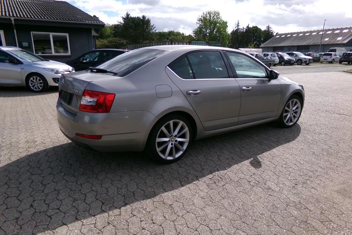 Orange Skoda Octavia fra 2016