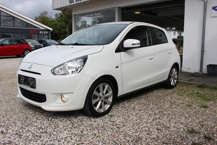 Hvid Mitsubishi Space Star fra 2015 set udefra