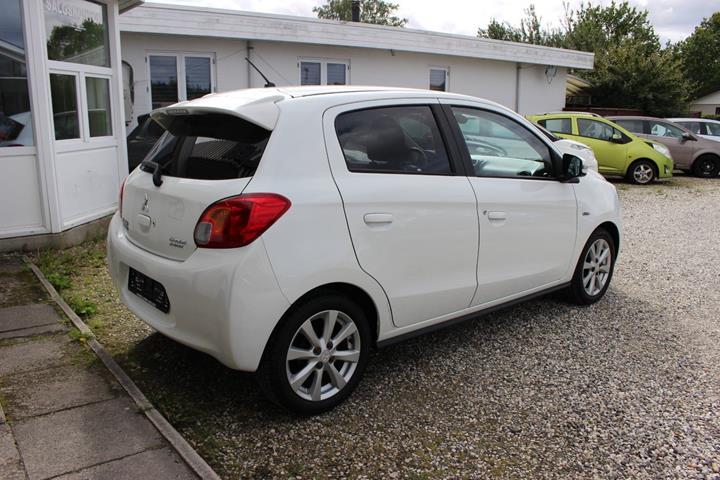 Hvid Mitsubishi Space Star fra 2015