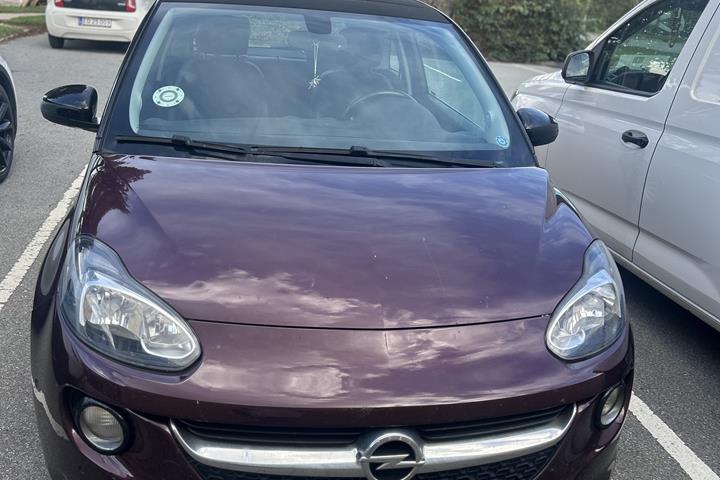 Rød Opel Adam fra 2017