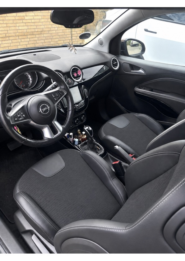 Rød Opel Adam fra 2017