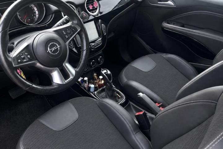 Rød Opel Adam fra 2017