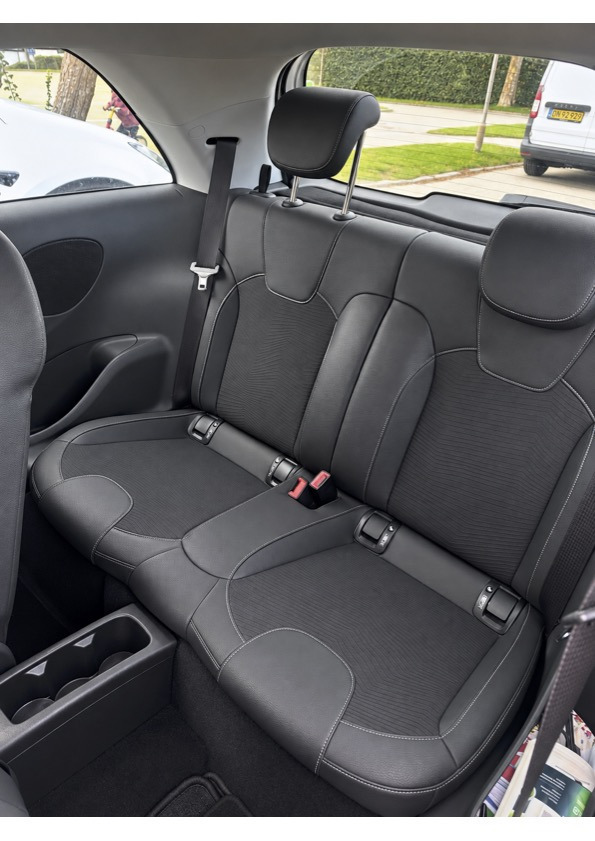 Rød Opel Adam fra 2017