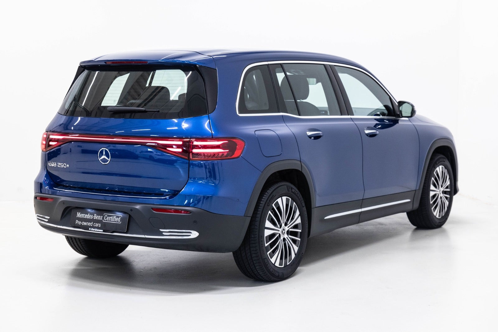 Blå Mercedes EQB250+ fra 2025