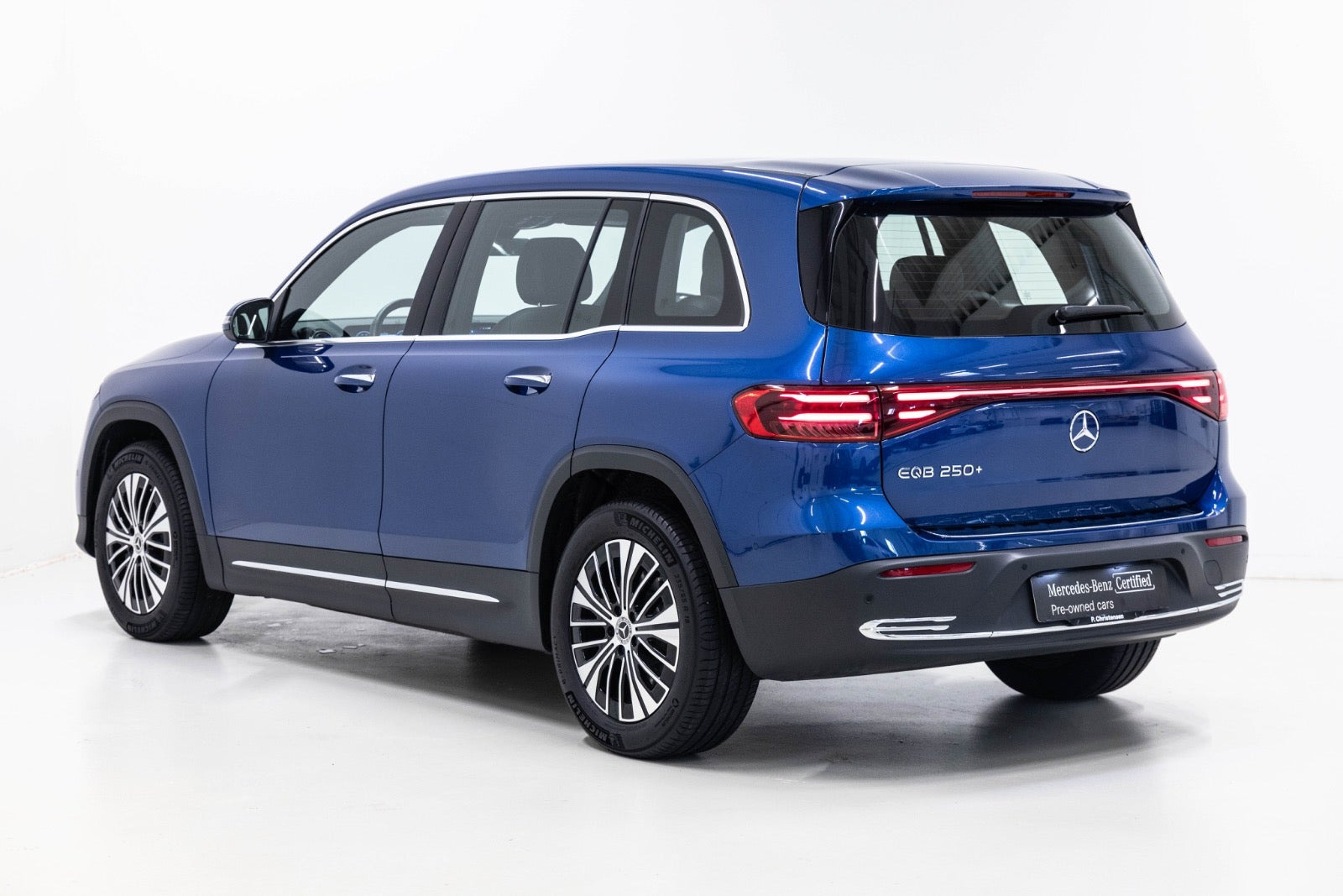 Blå Mercedes EQB250+ fra 2025