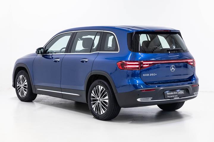 Blå Mercedes EQB250+ fra 2025