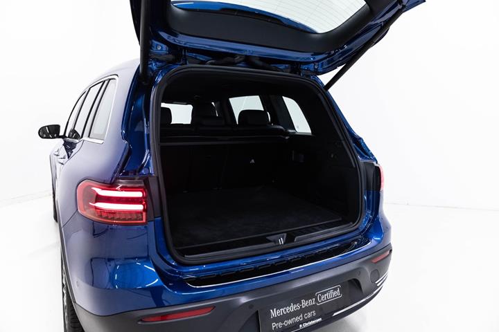 Blå Mercedes EQB250+ fra 2025