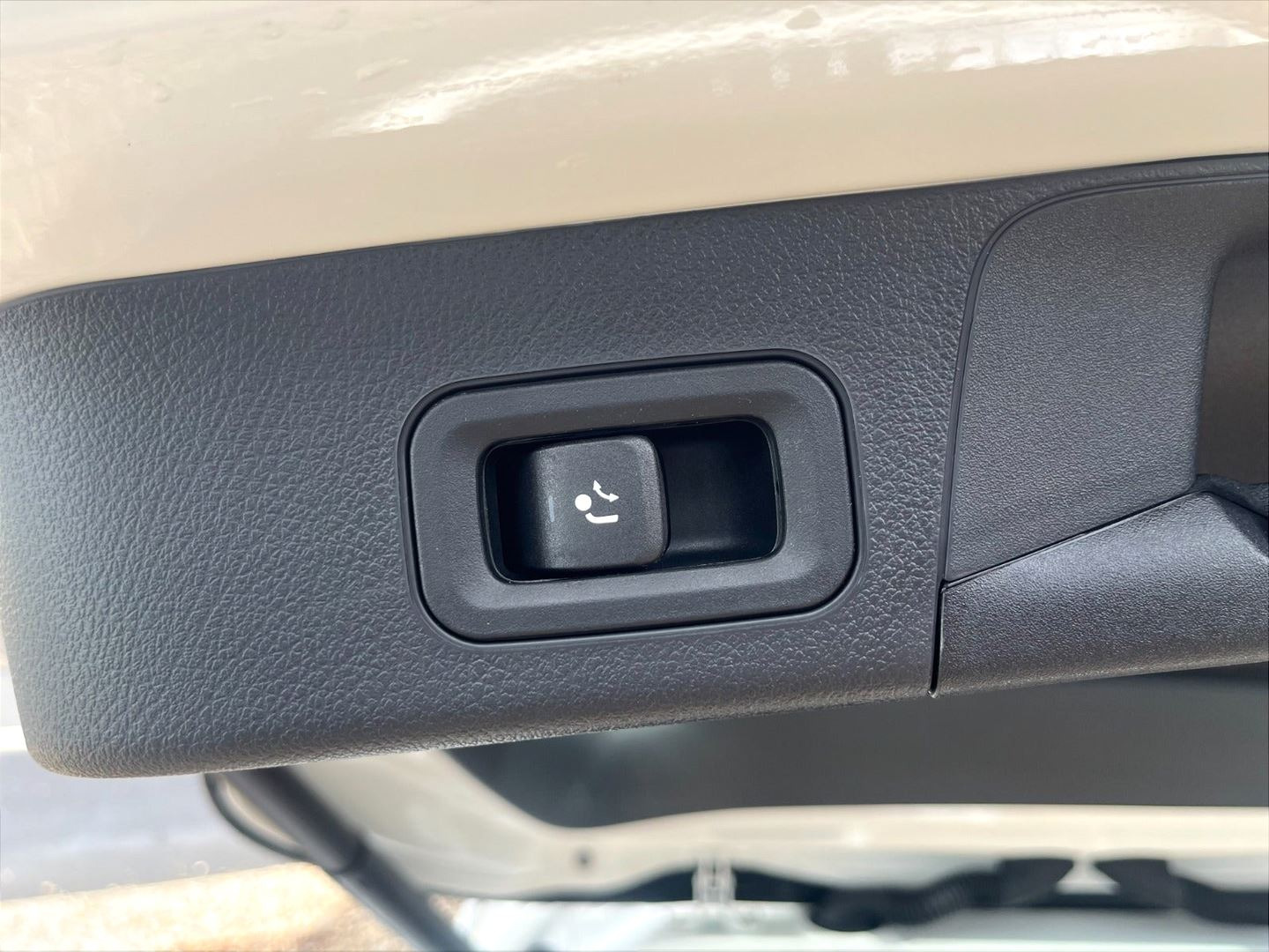 Hvid Mercedes EQB250+ fra 2025