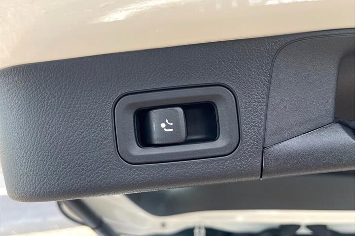 Hvid Mercedes EQB250+ fra 2025