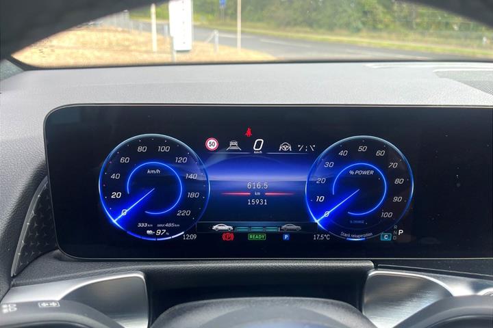 Hvid Mercedes EQB250+ fra 2025