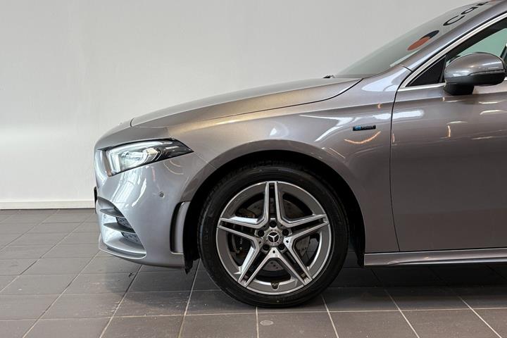 Grå Mercedes A250 e fra 2020