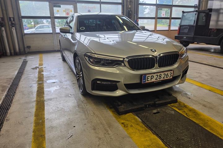 Sølv BMW 530e fra 2018