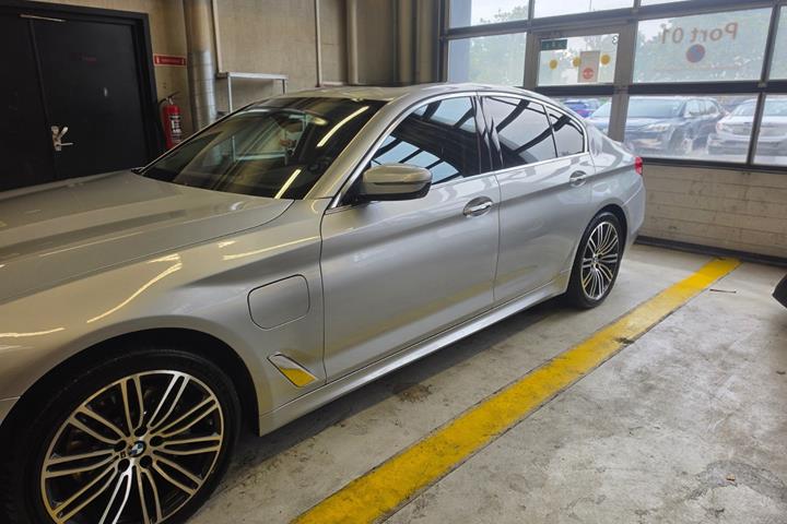 Sølv BMW 530e fra 2018