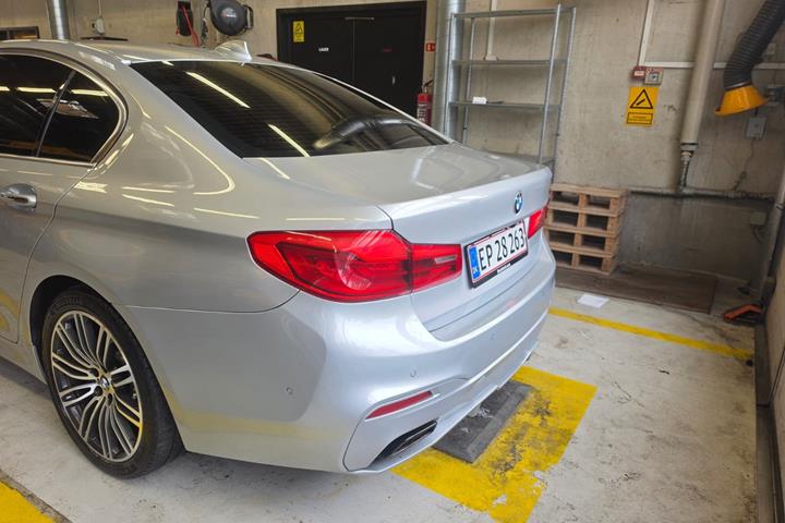 Sølv BMW 530e fra 2018