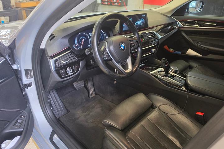 Sølv BMW 530e fra 2018