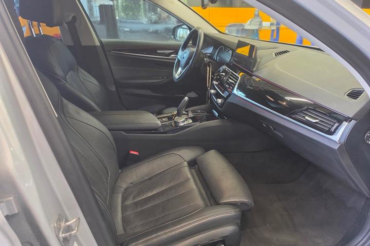 Sølv BMW 530e fra 2018