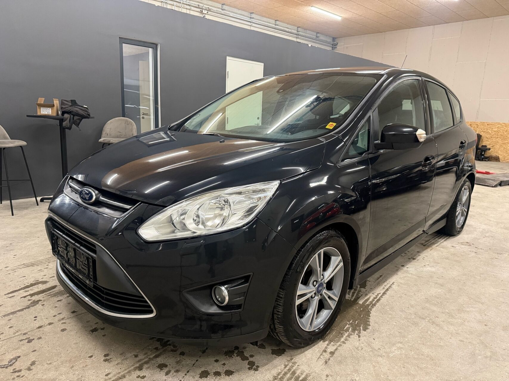Sort Ford C-MAX fra 2015 set udefra