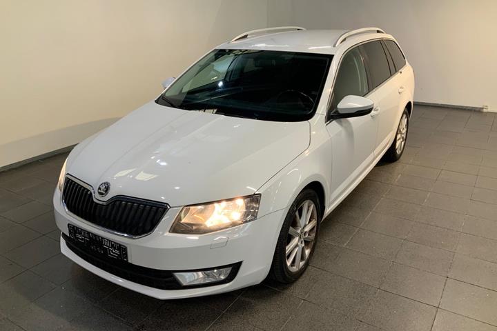 Hvid Skoda Octavia fra 2015 set udefra
